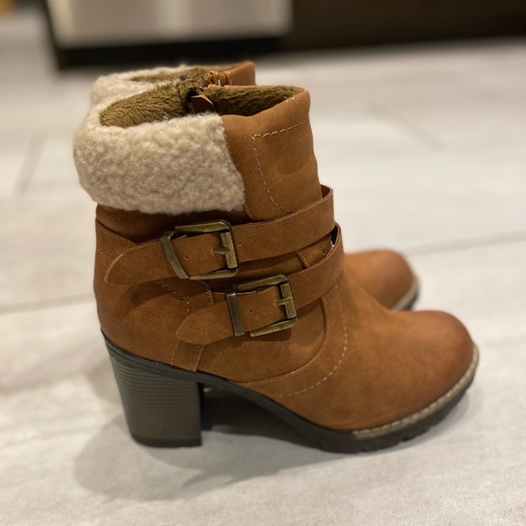 *SOLD* Block Heel Snow Boot - Picture 2 of 3